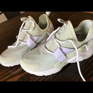 Women Nike huaraches.   Color mint